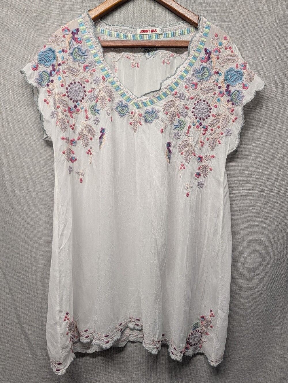 Johnny Was White Embroidered V-Neck Tunic with Multicolor Floral Detail Size L